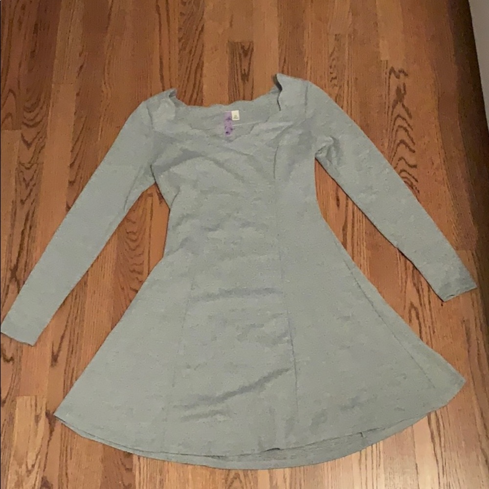Gray long sleeve swing dress w/ scalloped neckline